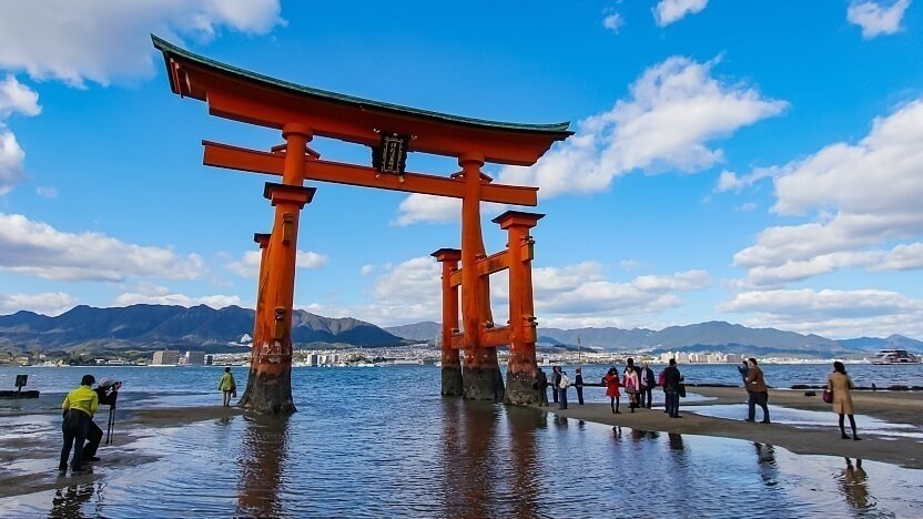 D11_Itsukushima shrine_image cretit japan-guide.com